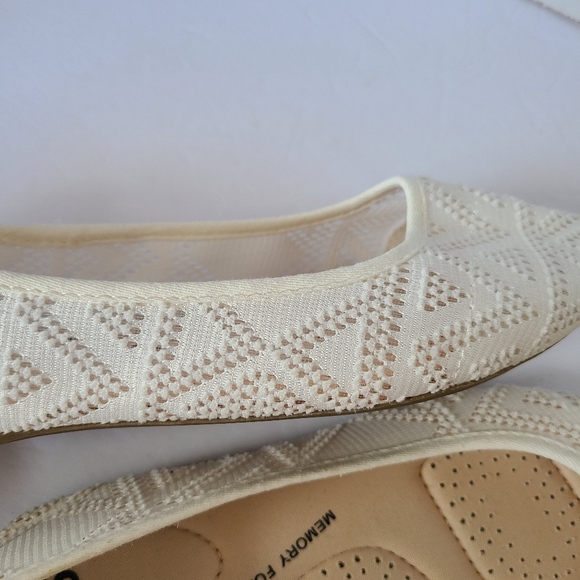 White Patterned Flats, SO-Memory Foam, NWOT, 6.5 - Picture 5 of 9